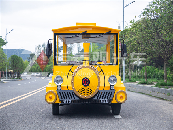 立夏之旅：观光车穿梭季节变换